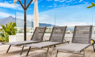 Exclusief, ruim duplex penthouse te koop, met privézwembad en zeezicht, vlak bij het strand in Puerto Banus, Marbella 776995 