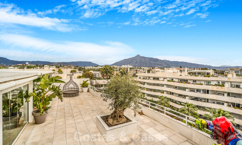 Exclusief, ruim duplex penthouse te koop, met privézwembad en zeezicht, vlak bij het strand in Puerto Banus, Marbella 776996
