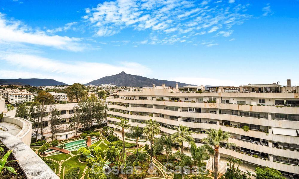 Exclusief, ruim duplex penthouse te koop, met privézwembad en zeezicht, vlak bij het strand in Puerto Banus, Marbella 776997