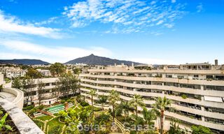 Exclusief, ruim duplex penthouse te koop, met privézwembad en zeezicht, vlak bij het strand in Puerto Banus, Marbella 776997 