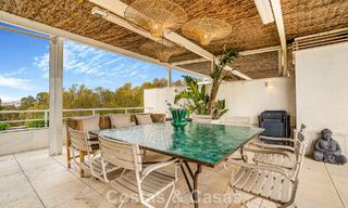 Exclusief, ruim duplex penthouse te koop, met privézwembad en zeezicht, vlak bij het strand in Puerto Banus, Marbella 777000 