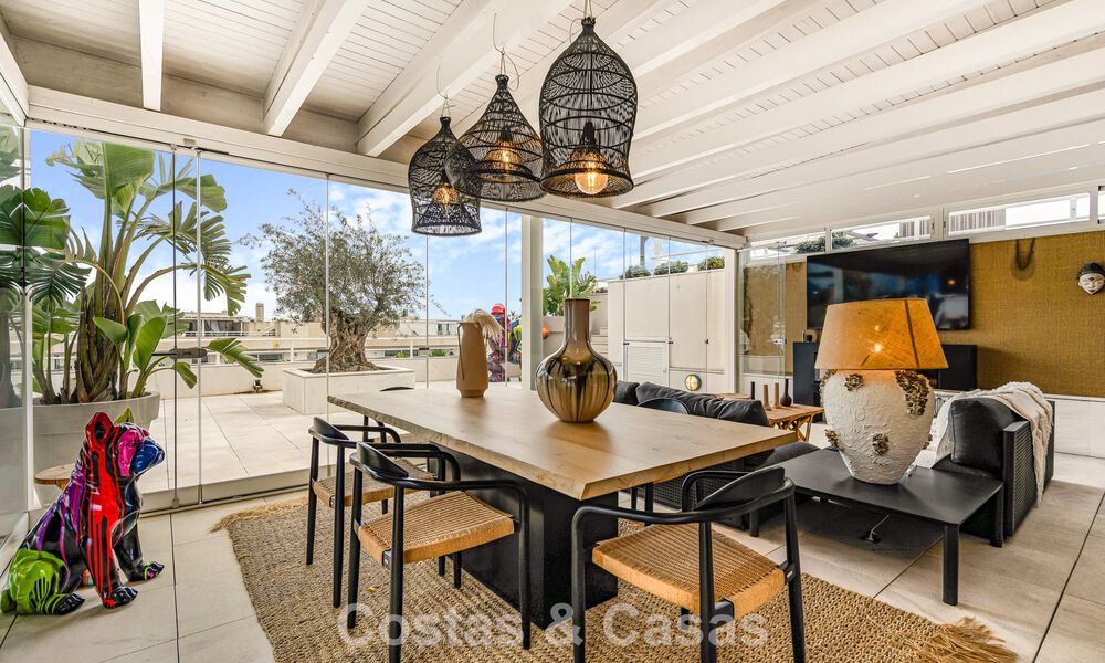 Exclusief, ruim duplex penthouse te koop, met privézwembad en zeezicht, vlak bij het strand in Puerto Banus, Marbella 777002