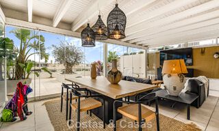 Exclusief, ruim duplex penthouse te koop, met privézwembad en zeezicht, vlak bij het strand in Puerto Banus, Marbella 777002 