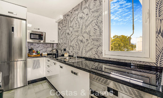 Exclusief, ruim duplex penthouse te koop, met privézwembad en zeezicht, vlak bij het strand in Puerto Banus, Marbella 777003 