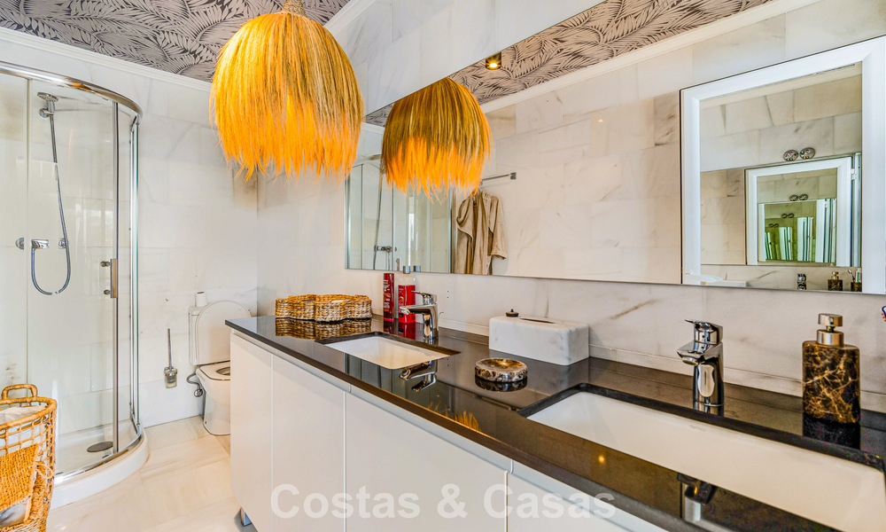 Exclusief, ruim duplex penthouse te koop, met privézwembad en zeezicht, vlak bij het strand in Puerto Banus, Marbella 777004