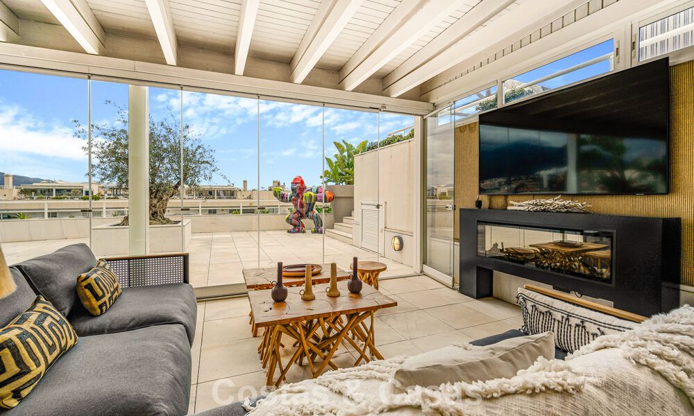 Exclusief, ruim duplex penthouse te koop, met privézwembad en zeezicht, vlak bij het strand in Puerto Banus, Marbella 777005