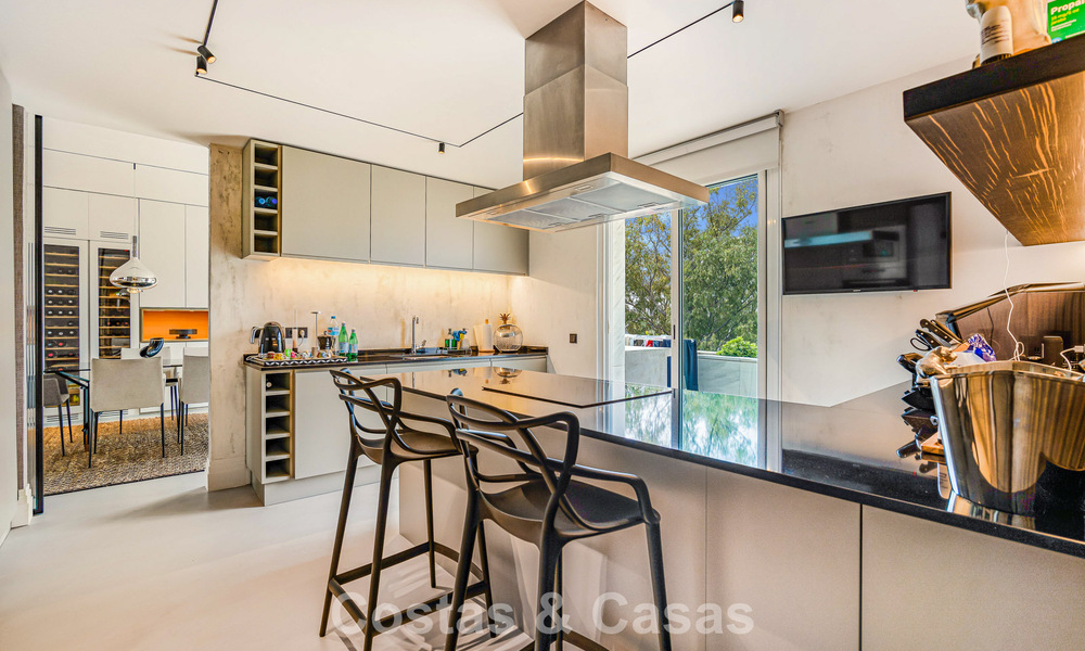 Exclusief, ruim duplex penthouse te koop, met privézwembad en zeezicht, vlak bij het strand in Puerto Banus, Marbella 777006