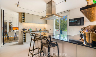 Exclusief, ruim duplex penthouse te koop, met privézwembad en zeezicht, vlak bij het strand in Puerto Banus, Marbella 777006 