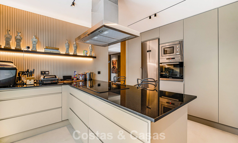 Exclusief, ruim duplex penthouse te koop, met privézwembad en zeezicht, vlak bij het strand in Puerto Banus, Marbella 777007