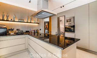 Exclusief, ruim duplex penthouse te koop, met privézwembad en zeezicht, vlak bij het strand in Puerto Banus, Marbella 777007 