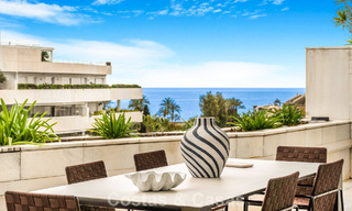 Exclusief, ruim duplex penthouse te koop, met privézwembad en zeezicht, vlak bij het strand in Puerto Banus, Marbella 777008 
