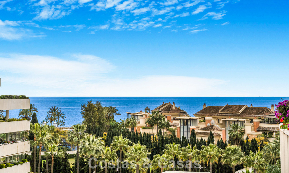 Exclusief, ruim duplex penthouse te koop, met privézwembad en zeezicht, vlak bij het strand in Puerto Banus, Marbella 777009