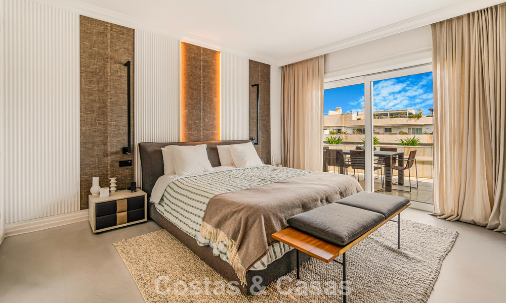 Exclusief, ruim duplex penthouse te koop, met privézwembad en zeezicht, vlak bij het strand in Puerto Banus, Marbella 777011