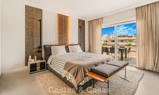 Exclusief, ruim duplex penthouse te koop, met privézwembad en zeezicht, vlak bij het strand in Puerto Banus, Marbella 777011 