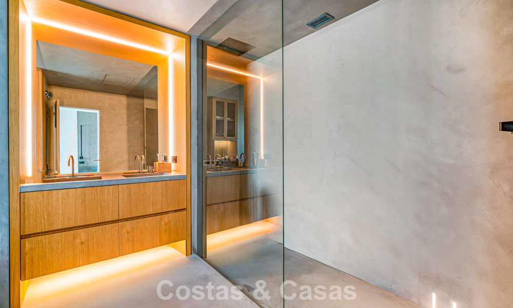 Exclusief, ruim duplex penthouse te koop, met privézwembad en zeezicht, vlak bij het strand in Puerto Banus, Marbella 777012