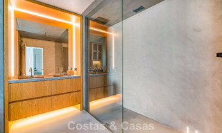 Exclusief, ruim duplex penthouse te koop, met privézwembad en zeezicht, vlak bij het strand in Puerto Banus, Marbella 777012 