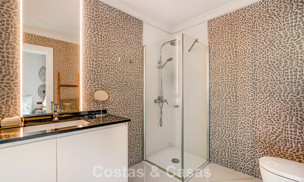 Exclusief, ruim duplex penthouse te koop, met privézwembad en zeezicht, vlak bij het strand in Puerto Banus, Marbella 777013