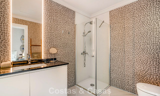 Exclusief, ruim duplex penthouse te koop, met privézwembad en zeezicht, vlak bij het strand in Puerto Banus, Marbella 777013 