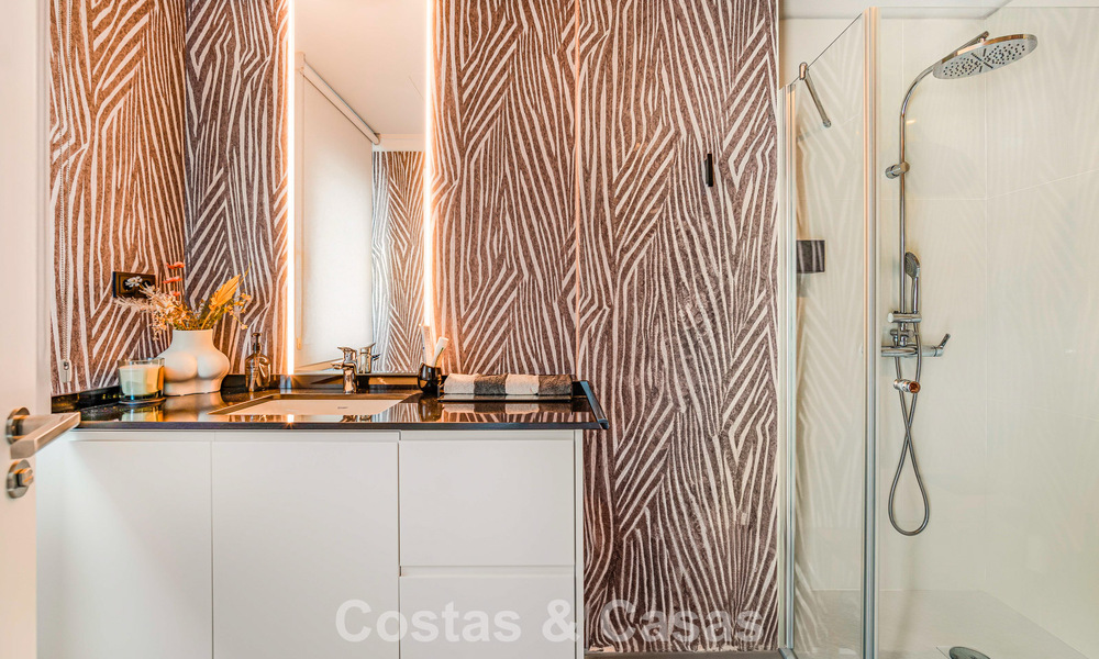 Exclusief, ruim duplex penthouse te koop, met privézwembad en zeezicht, vlak bij het strand in Puerto Banus, Marbella 777015