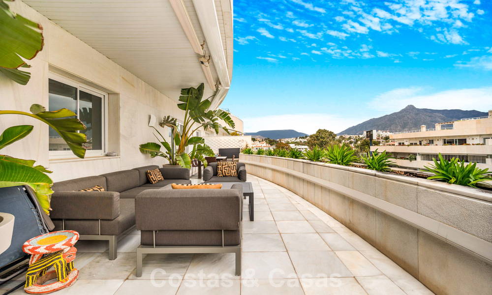 Exclusief, ruim duplex penthouse te koop, met privézwembad en zeezicht, vlak bij het strand in Puerto Banus, Marbella 777016