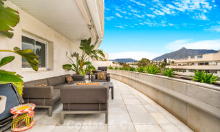 Exclusief, ruim duplex penthouse te koop, met privézwembad en zeezicht, vlak bij het strand in Puerto Banus, Marbella 777016 