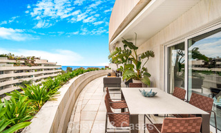 Exclusief, ruim duplex penthouse te koop, met privézwembad en zeezicht, vlak bij het strand in Puerto Banus, Marbella 777017 