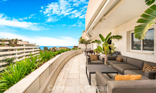 Exclusief, ruim duplex penthouse te koop, met privézwembad en zeezicht, vlak bij het strand in Puerto Banus, Marbella 777018 