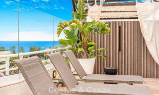 Exclusief, ruim duplex penthouse te koop, met privézwembad en zeezicht, vlak bij het strand in Puerto Banus, Marbella 777019 