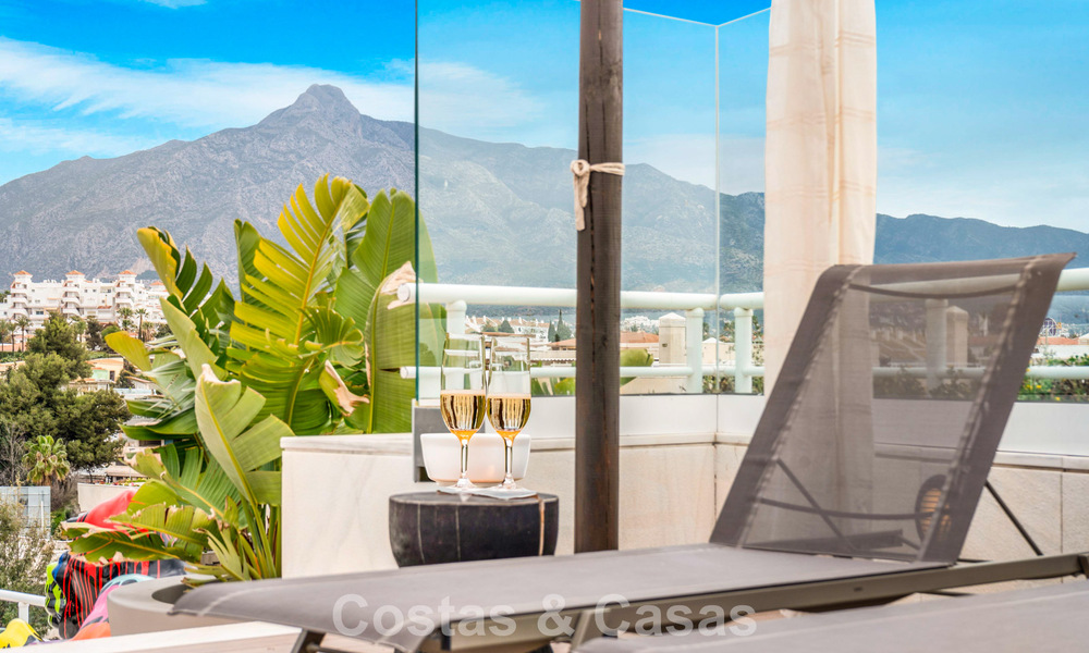 Exclusief, ruim duplex penthouse te koop, met privézwembad en zeezicht, vlak bij het strand in Puerto Banus, Marbella 777020