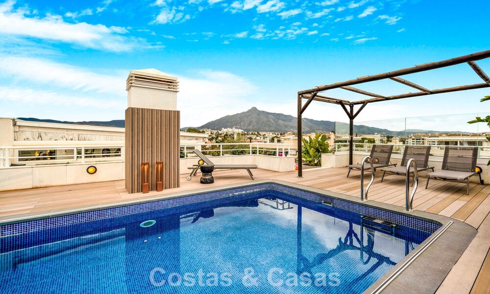 Exclusief, ruim duplex penthouse te koop, met privézwembad en zeezicht, vlak bij het strand in Puerto Banus, Marbella 777022