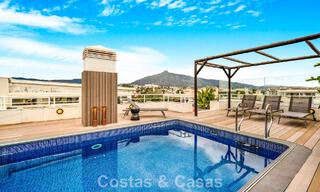 Exclusief, ruim duplex penthouse te koop, met privézwembad en zeezicht, vlak bij het strand in Puerto Banus, Marbella 777022 