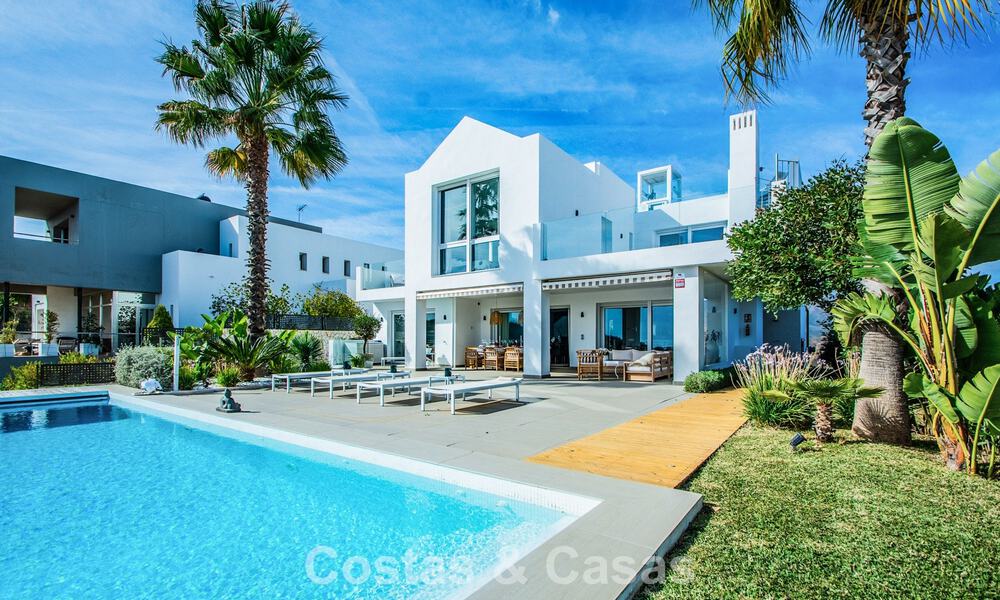 Hedendaagse Mediterrane, luxevilla met panoramisch berg- en zeezicht te koop in Oost Marbella 776841