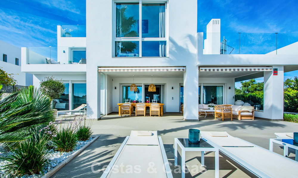 Hedendaagse Mediterrane, luxevilla met panoramisch berg- en zeezicht te koop in Oost Marbella 776842