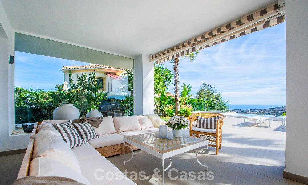 Hedendaagse Mediterrane, luxevilla met panoramisch berg- en zeezicht te koop in Oost Marbella 776844