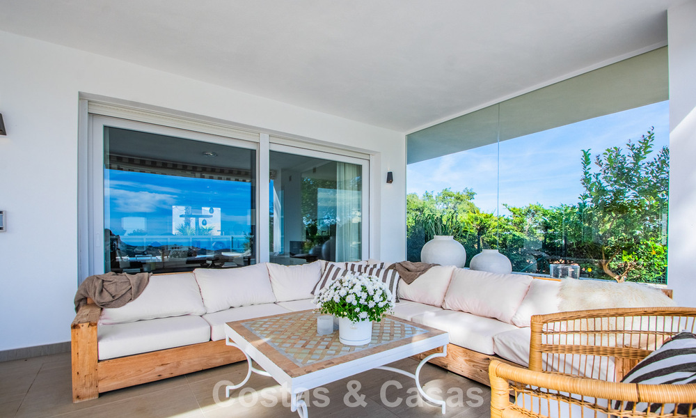 Hedendaagse Mediterrane, luxevilla met panoramisch berg- en zeezicht te koop in Oost Marbella 776846