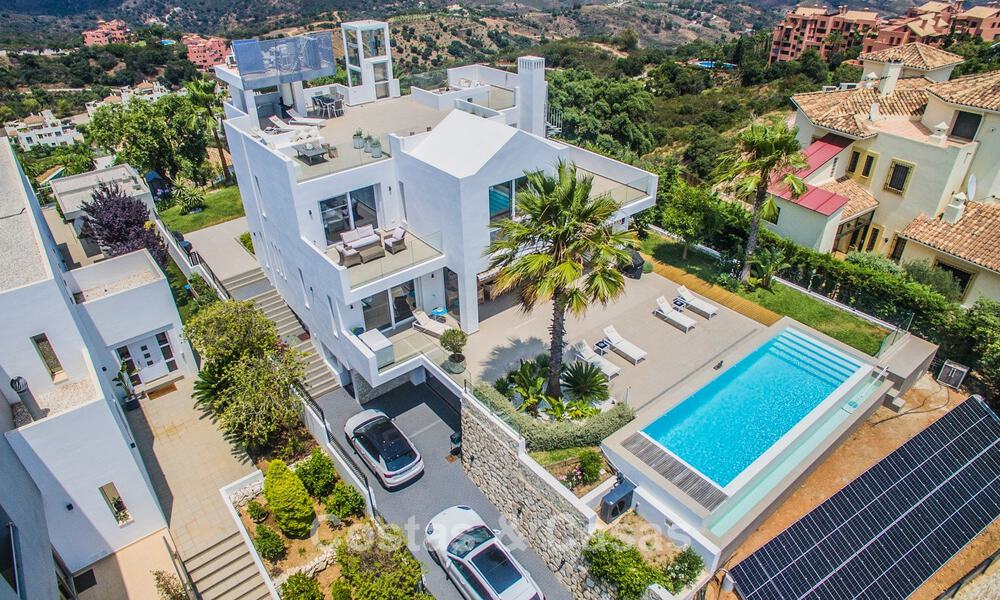 Hedendaagse Mediterrane, luxevilla met panoramisch berg- en zeezicht te koop in Oost Marbella 776847