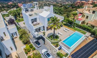 Hedendaagse Mediterrane, luxevilla met panoramisch berg- en zeezicht te koop in Oost Marbella 776847 