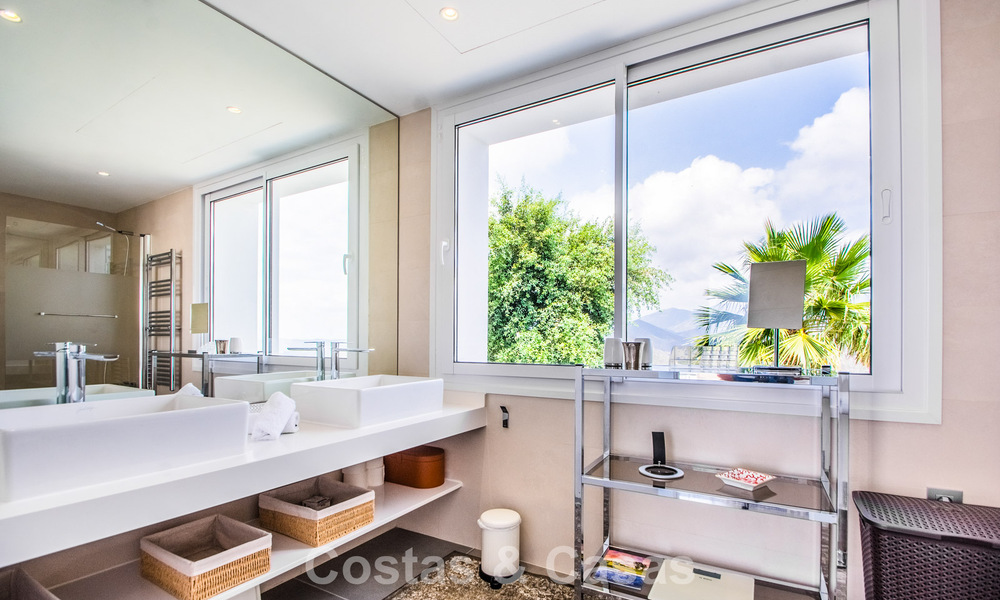 Hedendaagse Mediterrane, luxevilla met panoramisch berg- en zeezicht te koop in Oost Marbella 776848