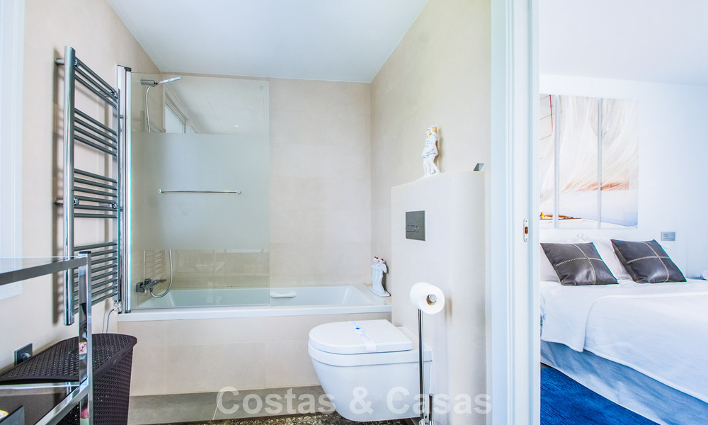 Hedendaagse Mediterrane, luxevilla met panoramisch berg- en zeezicht te koop in Oost Marbella 776849