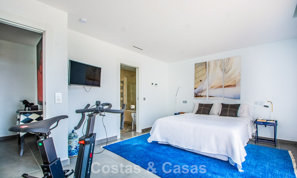 Hedendaagse Mediterrane, luxevilla met panoramisch berg- en zeezicht te koop in Oost Marbella 776851