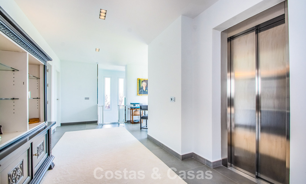 Hedendaagse Mediterrane, luxevilla met panoramisch berg- en zeezicht te koop in Oost Marbella 776852