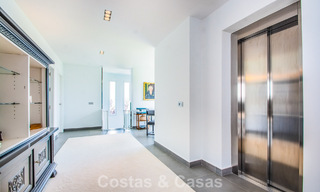 Hedendaagse Mediterrane, luxevilla met panoramisch berg- en zeezicht te koop in Oost Marbella 776852 