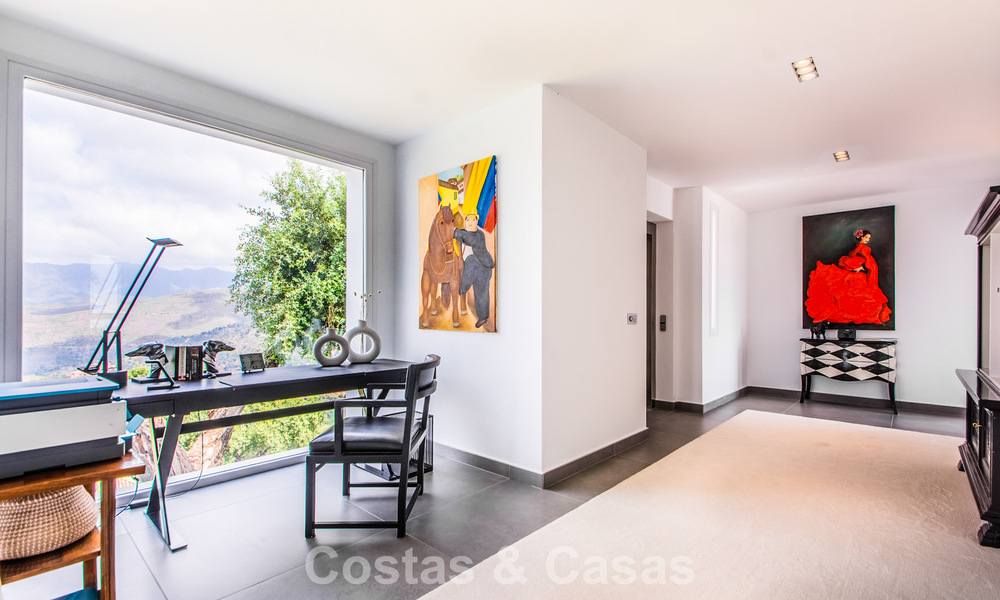 Hedendaagse Mediterrane, luxevilla met panoramisch berg- en zeezicht te koop in Oost Marbella 776853