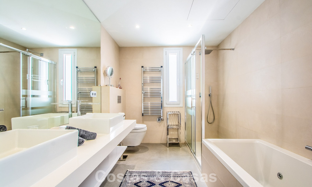 Hedendaagse Mediterrane, luxevilla met panoramisch berg- en zeezicht te koop in Oost Marbella 776855