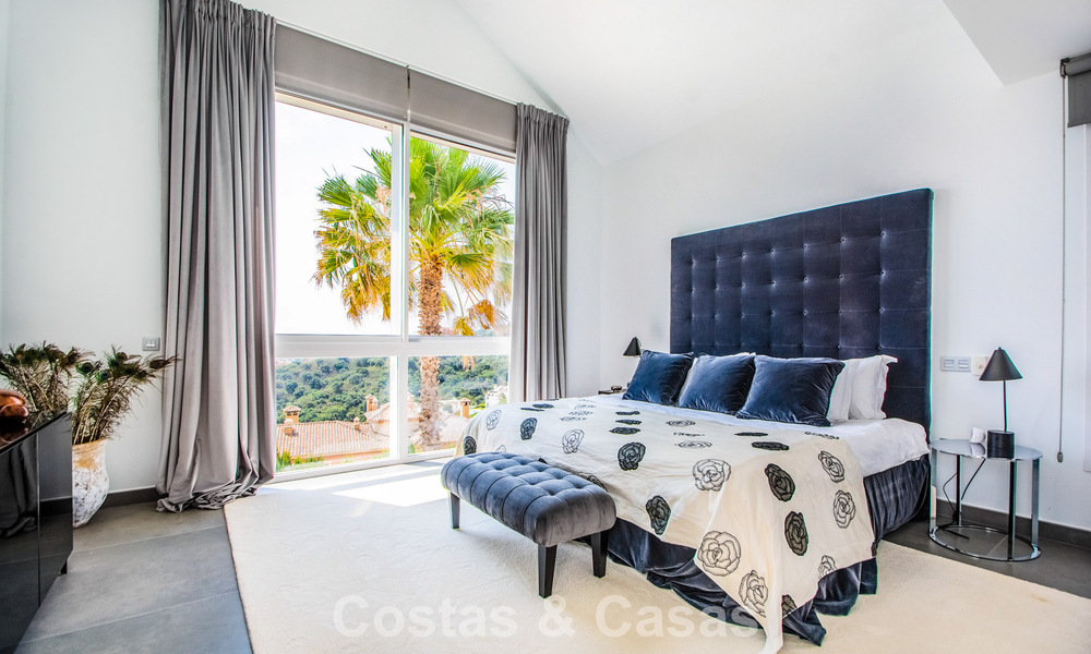 Hedendaagse Mediterrane, luxevilla met panoramisch berg- en zeezicht te koop in Oost Marbella 776857