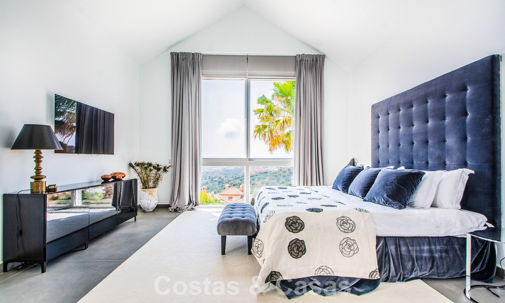 Hedendaagse Mediterrane, luxevilla met panoramisch berg- en zeezicht te koop in Oost Marbella 776859