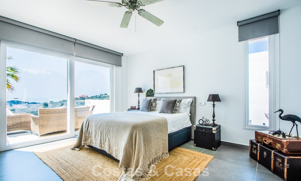 Hedendaagse Mediterrane, luxevilla met panoramisch berg- en zeezicht te koop in Oost Marbella 776861