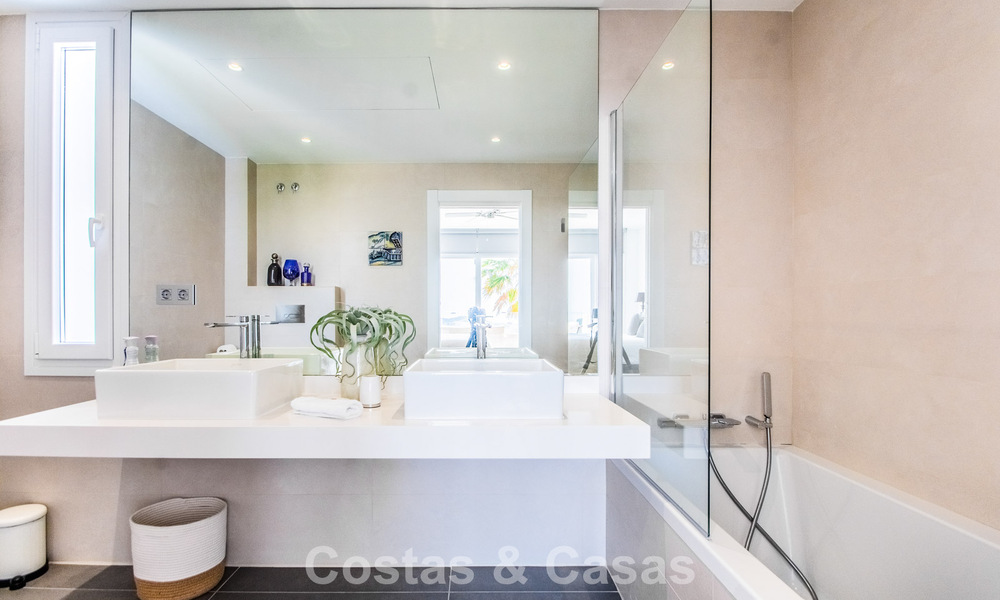 Hedendaagse Mediterrane, luxevilla met panoramisch berg- en zeezicht te koop in Oost Marbella 776863