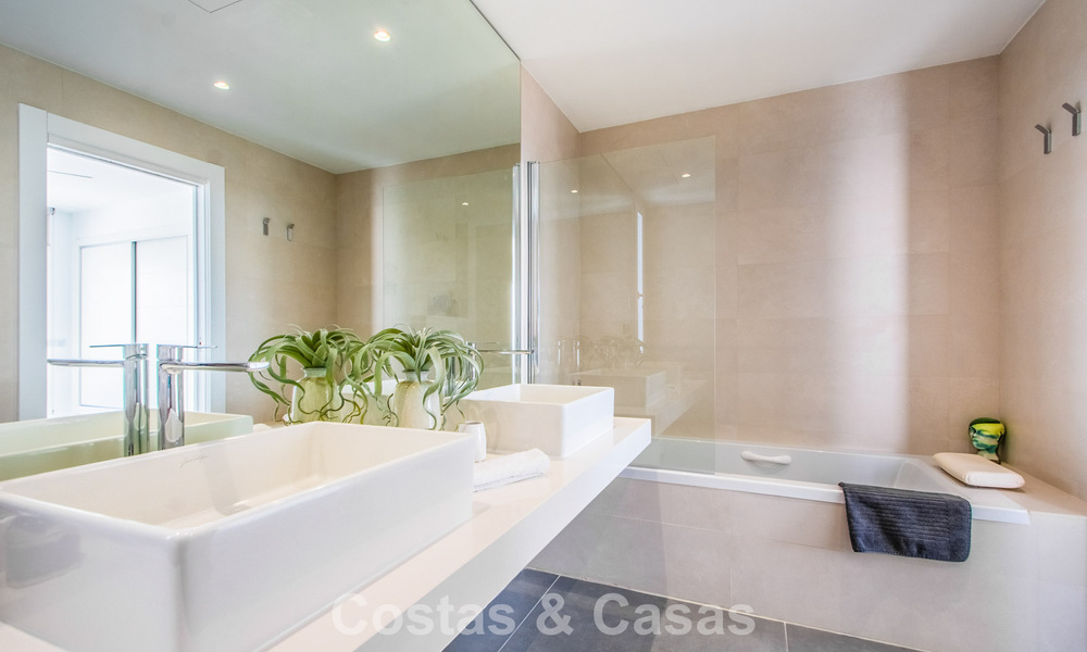 Hedendaagse Mediterrane, luxevilla met panoramisch berg- en zeezicht te koop in Oost Marbella 776864