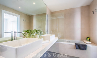 Hedendaagse Mediterrane, luxevilla met panoramisch berg- en zeezicht te koop in Oost Marbella 776864 